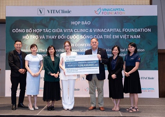 dai-dien-vita-clinic-trao-bang-tai-tro-tuong-trung-cho-dai-dien-vinacapital-foundation-1664201274.jpg