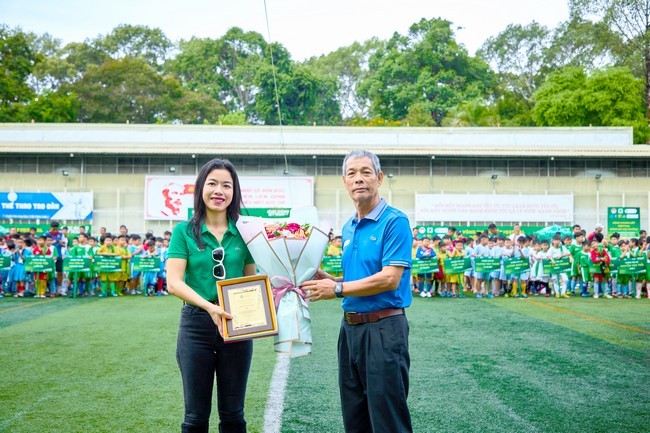 7ong-ngo-the-bang-pho-chu-tich-lien-doan-bong-da-tphcm-trao-hoa-va-ky-niem-chuong-cho-ba-ba-le-bui-thi-mai-uyen-giam-doc-nganh-hang-milo-va-sua-cong-ty-nestle-viet-nam-vi-nhung-dong-gop-cho-phong-trao-the-tha-1716365825.jpg