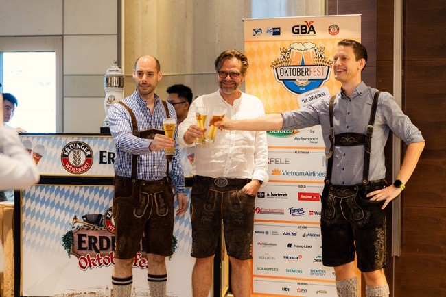 lederhosen-mans-german-oktoberfest-dress-1726579434.jpg