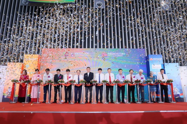 cat-bang-khai-mac-cutting-ribbon-1-1728550506.jpg