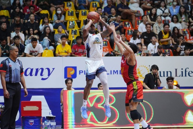 jermale-jones-ao-trang-xoay-so-giup-v-islanders-bam-duoi-1747481317.jpg