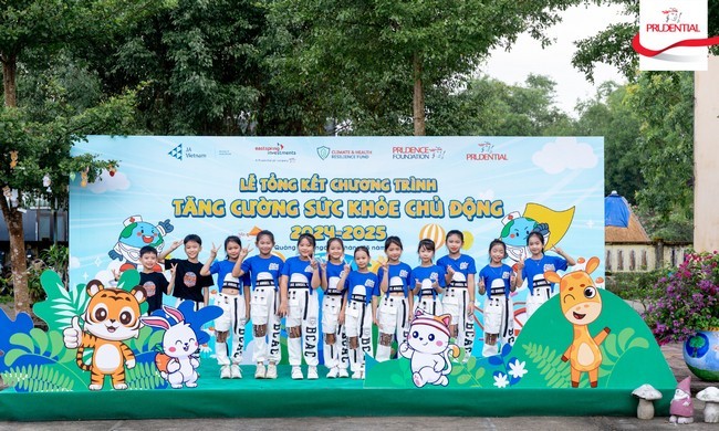 cac-em-hoc-sinh-chup-hinh-ky-niem-tai-su-kien-1748423586.jpg