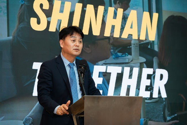 ong-kang-gew-won-tong-giam-doc-shinhan-bank-viet-nam-phat-bieu-tai-su-kien-1752308649.jpg