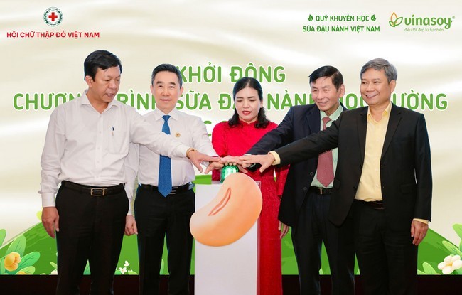 cac-dai-bieu-thuc-hien-nghi-thuc-khoi-dong-chuong-trinh-sua-dau-nanh-hoc-duong-nam-hoc-2025-2026-2-1755867497.jpg