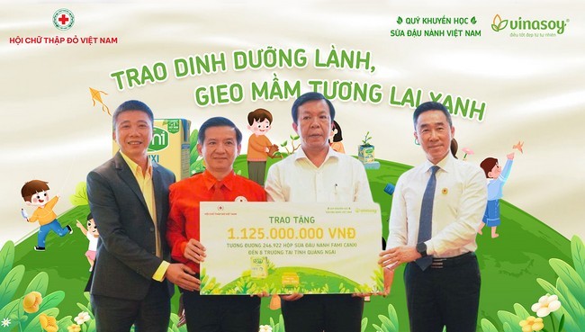 dai-dien-don-vi-thuc-hien-chuong-trinh-sua-dau-nanh-hoc-duong-nam-hoc-2025-2026-trao-kinh-phi-cho-tinh-quang-ngai-1755867497.jpg