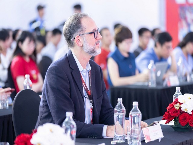 ong-rob-zamacona-tong-giam-doc-cong-ty-sunrise-events-vietnam-1759484194.jpg