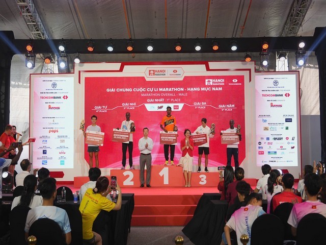 trao-giai-marathon-nam-1759674079.jpg