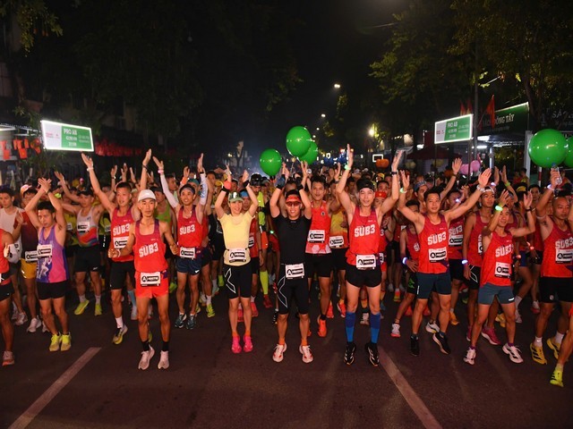 diem-nhan-dac-biet-cua-mua-giai-nam-nay-la-su-xuat-hien-cua-doan-tau-khong-so-tap-hop-hon-80-chan-chay-tung-hoan-thanh-marathon-voi-thanh-tich-duoi-3-gio-5-phut-1759759267.jpg