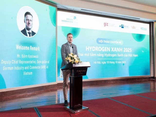 ong-bjorn-koslowski-pho-truong-dai-dien-ahk-vietnam-1760231192.jpg