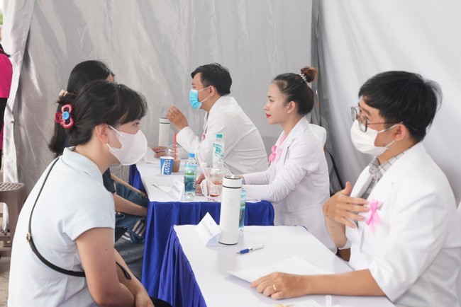 doi-ngu-y-bac-si-tham-kham-va-tu-van-nhiet-tinh-gui-nhieu-loi-khuyen-huu-ich-den-voi-nhung-nguoi-phu-nu-co-mat-tai-ngay-hoi-1761405884.jpg