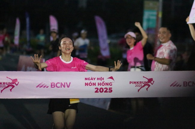 khoanh-khac-ve-dich-day-cam-xuc-cua-runner-1761406068.jpg