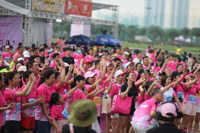khong-khi-nhon-nhip-cua-nhung-sac-hong-yeu-thuong-tai-ngay-hoi-1761407950.jpg