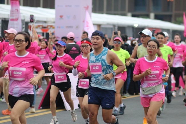nhung-buoc-chan-hong-lan-toa-yeu-thuong-1761405767.jpg