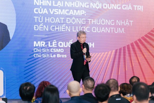 ong-le-quoc-vinh-chu-tich-csmo-chu-tich-le-bros-phat-bieu-mo-man-csmosummit-nhin-lai-nhung-noi-dung-gia-tri-cua-vsmcamp-tu-hoat-dong-thuong-nhat-den-chien-luoc-quantum-1761439299.jpg