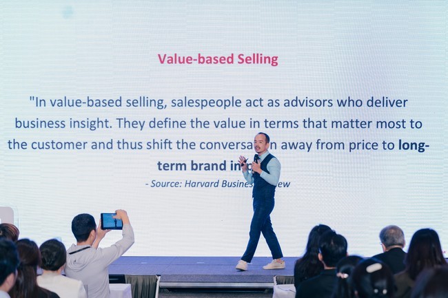 ong-nguyen-duc-son-chu-tich-interloka-brand-agency-voi-keynote-kien-tao-thuong-hieu-uy-tin-1761439298.jpg