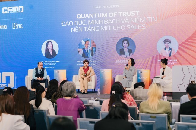 panel-discussion-quantum-of-trust-dao-duc-minh-bach-va-niem-tin-nen-tang-moi-cho-sales-voi-su-tham-gia-chia-se-cua-ong-nguyen-duc-son-chu-tich-interloka-ba-pham-thi-my-le-co-founder-chairwoman-skale-ba-da-1761439298.jpg