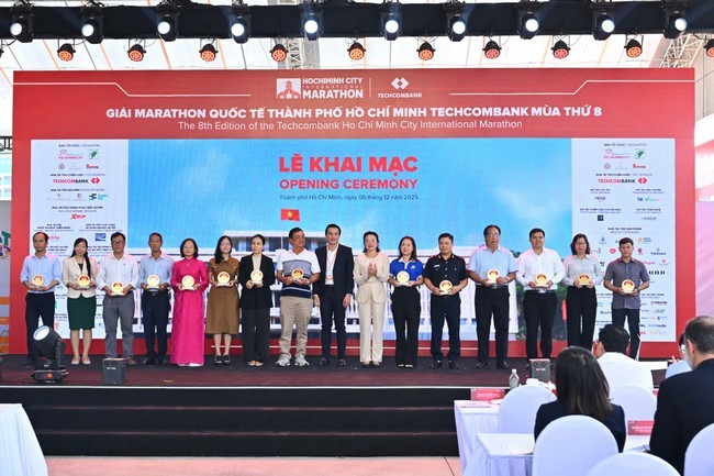 trao-ky-niem-chuong-tai-le-khai-mac-va-hop-bao-1764922811.jpg