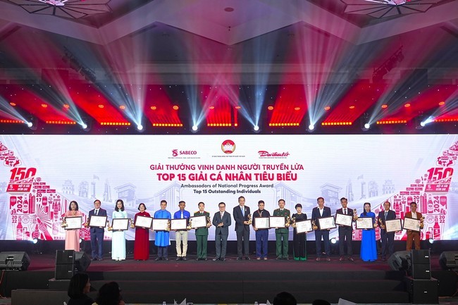 dai-dien-sabeco-va-bao-dai-doan-ket-trao-giai-top-15-giai-ca-nhan-tieu-bieu-1764994517.jpg