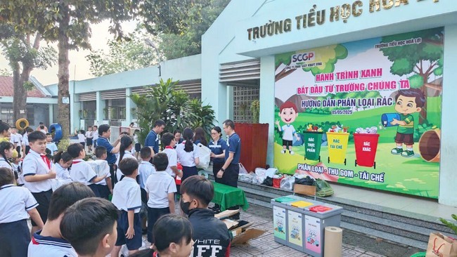 04-hoat-dong-huong-dan-phan-loai-rac-tai-truong-tieu-hoc-hoa-loi-cua-vina-kraft-gop-phan-lan-toa-loi-song-ben-vung-trong-cong-dong-1765171544.jpg