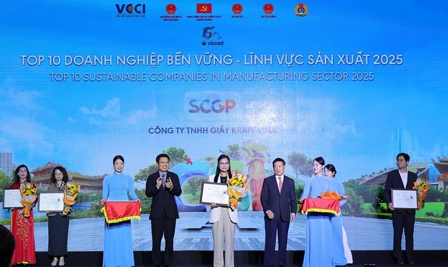 05-cong-ty-tnhh-giay-kraft-vina-vina-kraft-vinh-du-duoc-xuong-ten-trong-top-10-doanh-nghiep-ben-vung-linh-vuc-san-xuat-2025-cung-la-nam-thu-5-lien-tiep-duoc-vinh-danh-tai-giai-thuong-nay-1765171544.jpg