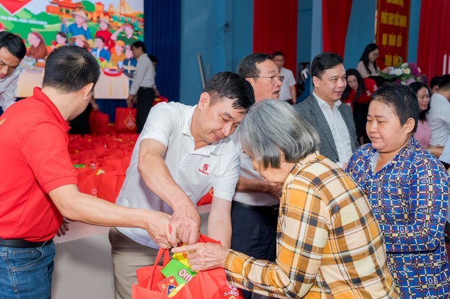 dai-dien-sabeco-trao-qua-cho-nguoi-dan-kho-khan-o-khu-vuc-binh-duong-cujpg-1769412229.jpg