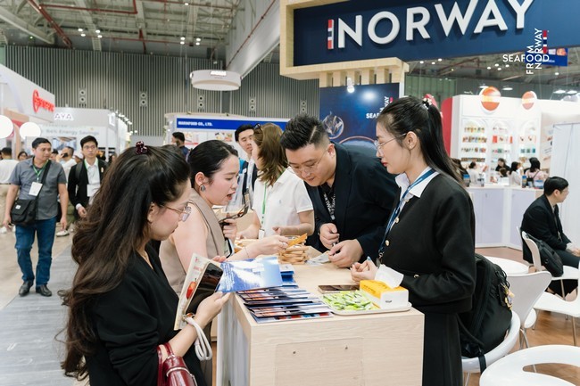 trao-doi-truc-tiep-voi-nha-xuat-khau-hai-san-mowi-tai-gian-hang-cua-nsc-tai-food-hospitality-vietnam-expo-2026-1774452266.jpg