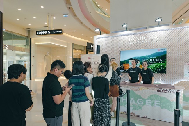 dong-dao-khach-tham-du-xep-hang-trai-nghiem-san-pham-tra-sua-gao-rang-hojicha-tai-su-kien-1774503061.jpg