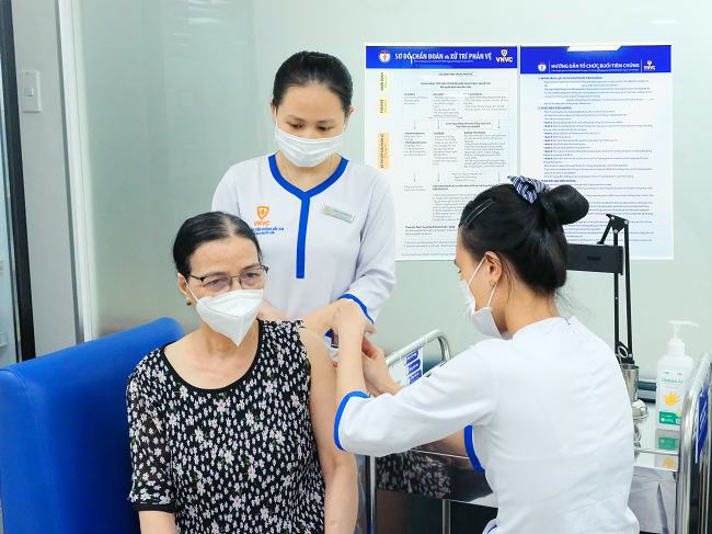 15-nguoi-cao-tuoi-tiem-vac-xin-nao-mo-cau-tai-vnvc-1774615163.png