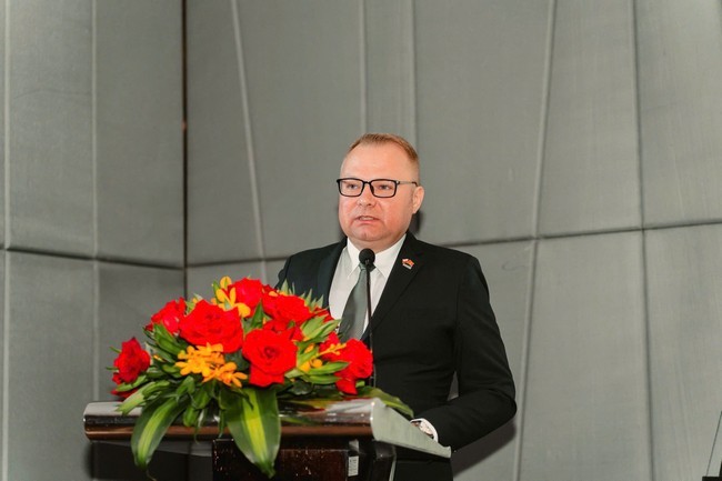 ong-piotr-harasimowicz-truong-dai-dien-van-phong-cuc-dau-tu-va-thuong-mai-ba-lan-paih-tai-viet-nam-1774681706.jpg