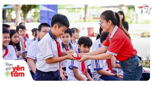 cac-em-hoc-sinh-hao-hung-tham-gia-cac-hoat-dong-tuong-tac-cua-chuong-trinh-cha-ching-1-1777879812.jpg