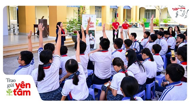 cac-em-hoc-sinh-hao-hung-tham-gia-cac-hoat-dong-tuong-tac-cua-chuong-trinh-cha-ching-1777879812.jpg