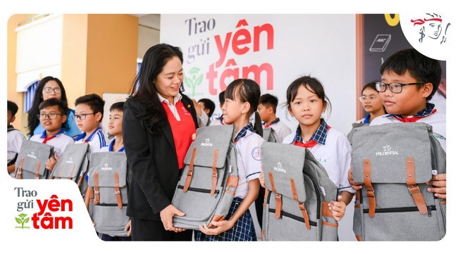 dai-dien-prudential-viet-nam-trao-qua-cho-hoc-sinh-tham-gia-chuong-trinh-chaching-1-1777879812.jpg