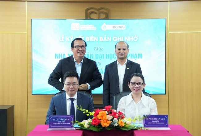 phai-sang-trai-ts-le-xuan-quang-giam-doc-nha-xuat-ban-dai-hoc-su-pham-ong-nguyen-tuan-quynh-chu-tich-hdqt-cong-ty-co-phan-zenbooks-ba-phan-thi-my-linh-giam-doc-cong-ty-co-phan-zenbooks-pgsts-nguyen-ba-c-1779178943.JPG