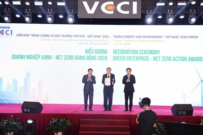 ong-larry-lee-dai-dien-sabeco-nhan-bang-khen-doanh-nghiep-xanh-net-zero-hanh-dong-2026-tai-dien-dan-1783587324.jpg