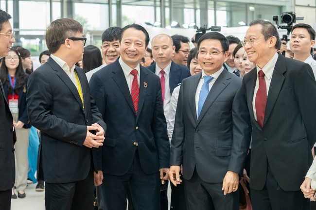 pho-thu-tuong-nguyen-van-thang-va-pho-chu-tich-vcci-nguyen-quang-vinh-tham-gian-hang-trung-bay-cua-sabeco-tai-dien-dan-1783587339.jpg