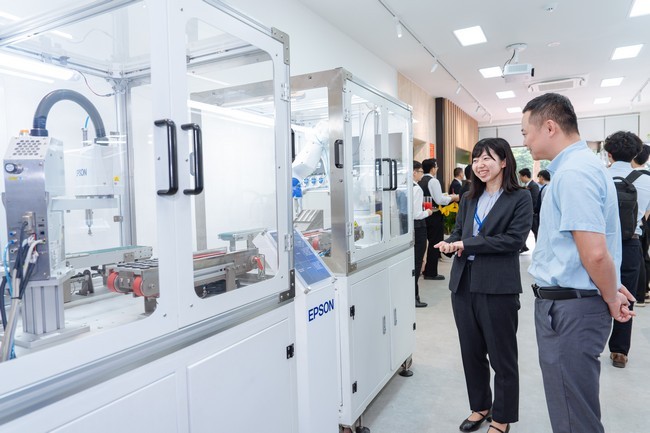 khach-hang-va-doi-tac-tim-hieu-cac-ung-dung-robot-epson-tai-khong-gian-trai-nghiem-tu-dong-hoa-1784097185.jpg