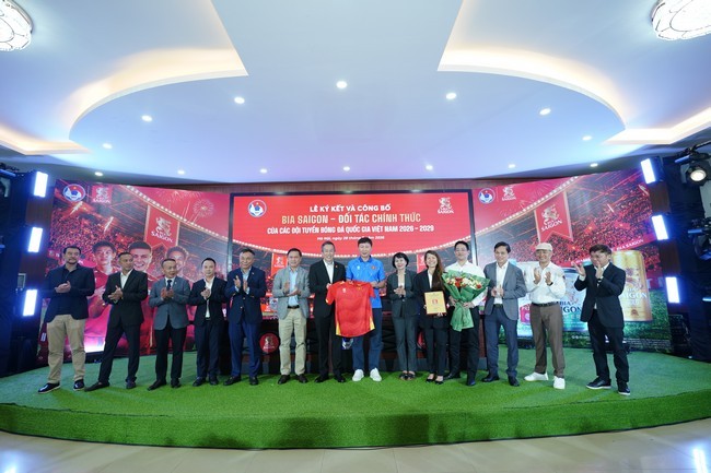 khoanh-khac-dai-dien-vff-trao-ao-dau-cua-dtqg-cho-dai-dien-sabeco-tai-su-kien-1785243850.jpg