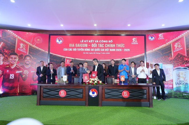 trong-khuon-kho-hop-tac-bia-saigon-tiep-tuc-la-doi-tac-doc-quyen-trong-nganh-bia-cua-cac-doi-tuyen-bong-da-quoc-gia-viet-nam-bao-gom-doi-tuyen-nam-doi-tuyen-nu-va-doi-tuyen-u23-trong-giai-doan-2026-2029-2-1785243883.jpg