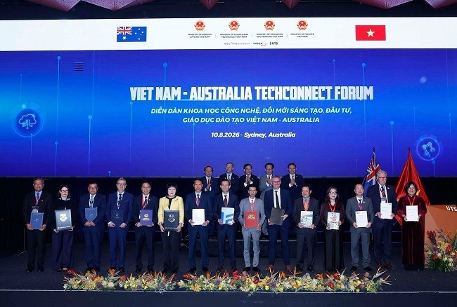 dai-dien-dai-hoc-monash-australia-va-truong-dai-hoc-mo-thanh-pho-ho-chi-minh-tai-le-ky-ket-thoa-thuan-hop-tac-trien-khai-chuong-trinh-thac-si-tesol-tai-sydney-anh-dai-hoc-mo-thanh-pho-ho-chi-minh-1786944127.jpg