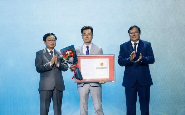 anh-1-dai-dien-leachan-vietnam-nhan-giay-chung-nhan-dang-ky-dau-tu-tai-hoi-nghi-xuc-tien-dau-tu-tinh-tay-ninh-nam-2026-1-1789726569.jpg