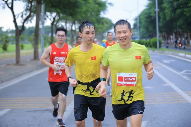 van-dong-vien-khiem-thi-tham-gia-duong-dua-211-km-tai-giai-1791120142.jpg