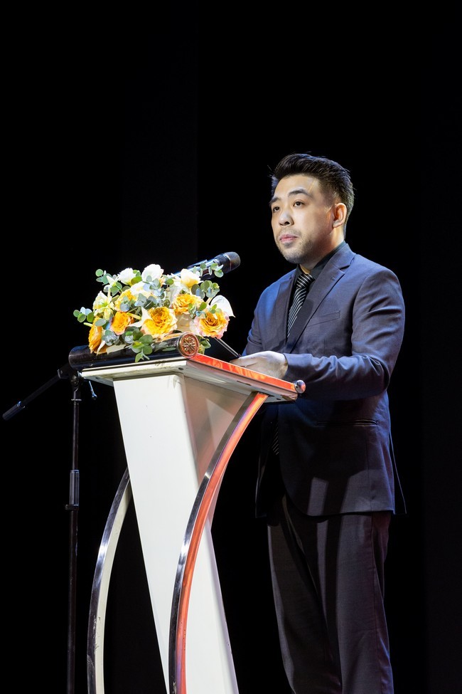 ong-lam-anthony-giam-doc-dieu-hanh-kenh-truyen-hinh-todaytv-dai-dien-hoi-dong-giam-khao-phia-viet-nam-1791561202.jpg