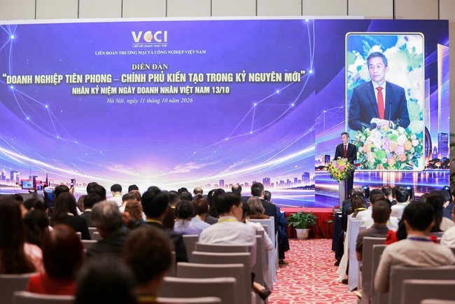 nhung-bai-hoc-kinh-nghiem-cua-sabeco-duoc-ong-lester-tan-trao-doi-cung-cong-dong-doanh-nhan-co-mat-tai-dien-dan-ngay-11-10-anh-btc-1-1791893935.jpg
