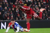 Tài năng trẻ Liverpool dính 2 thẻ đỏ trong 16 phút