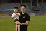 Con trai của Đình Trọng được dàn sao CAHN dạy chơi bóng