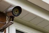 Bí mật trong ngôi nhà lắp đặt 10 camera giám sát bên ngoài