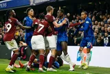 Bóp cổ, xô xát và thẻ đỏ trong đêm hỗn loạn ở Stamford Bridge