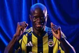 CĐV Fenerbahce gây tranh cãi khi chào đón Kante