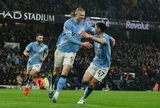 Haaland lập công, Man City áp sát Arsenal