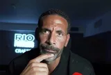 Rio Ferdinand xuống hầm trú ẩn giữa bom đạn